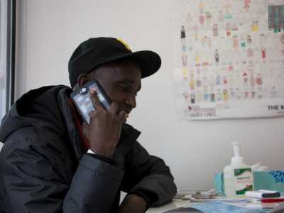 �Vivo a Bari da otto anni � ci dice Mohammed - sono scappato dal mio Paese dopo aver perso la gamba sinistra per colpa di una mina. Non riesco a sentire spesso i miei parenti, perch� telefonare dagli internet point costa tanto�